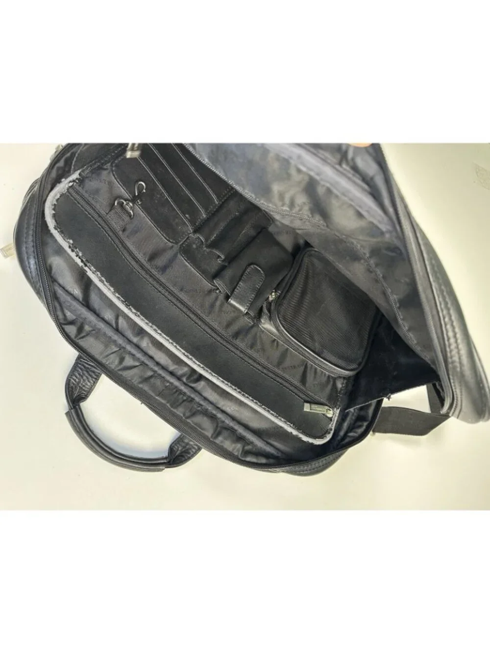 Kenneth Cole Black Leather Laptop Business Messenger Bag with Shoulder Strap